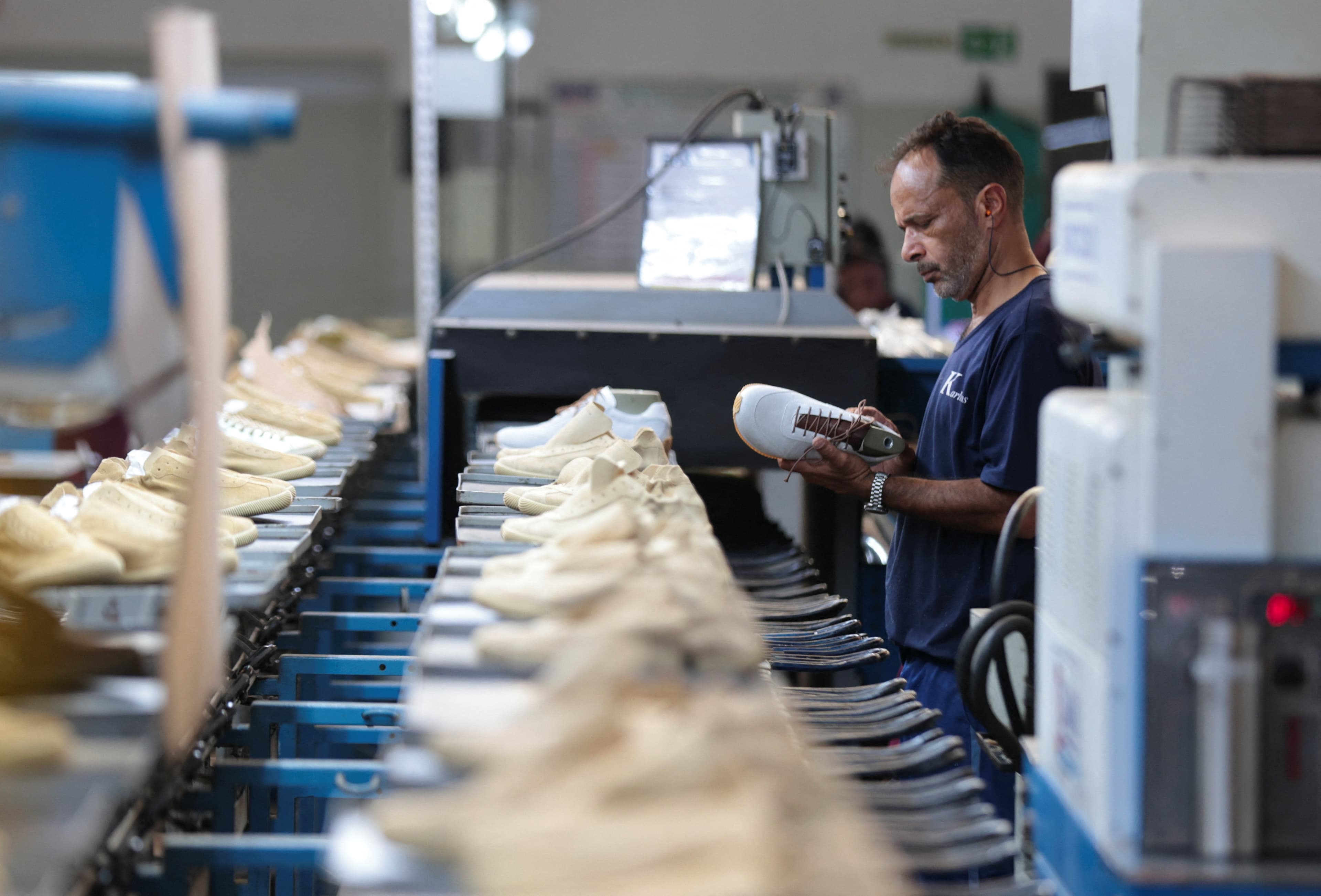 Desaceleração industrial e juros altos: como o cenário econômico afeta o orçamento dos condomínios e a gestão do síndico